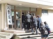 入学式看板前での記念撮影