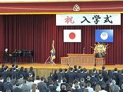 式典中の新入生たち
