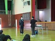 真剣に聞く生徒たち