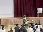 講話を聞く様子