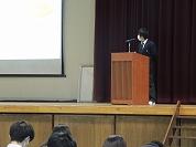 聴講する生徒たち