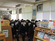 資料を確認する1年生