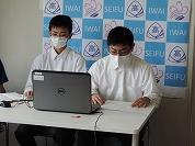 教室で真剣に聞く生徒たち