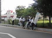 歩道のゴミを丁寧に回収