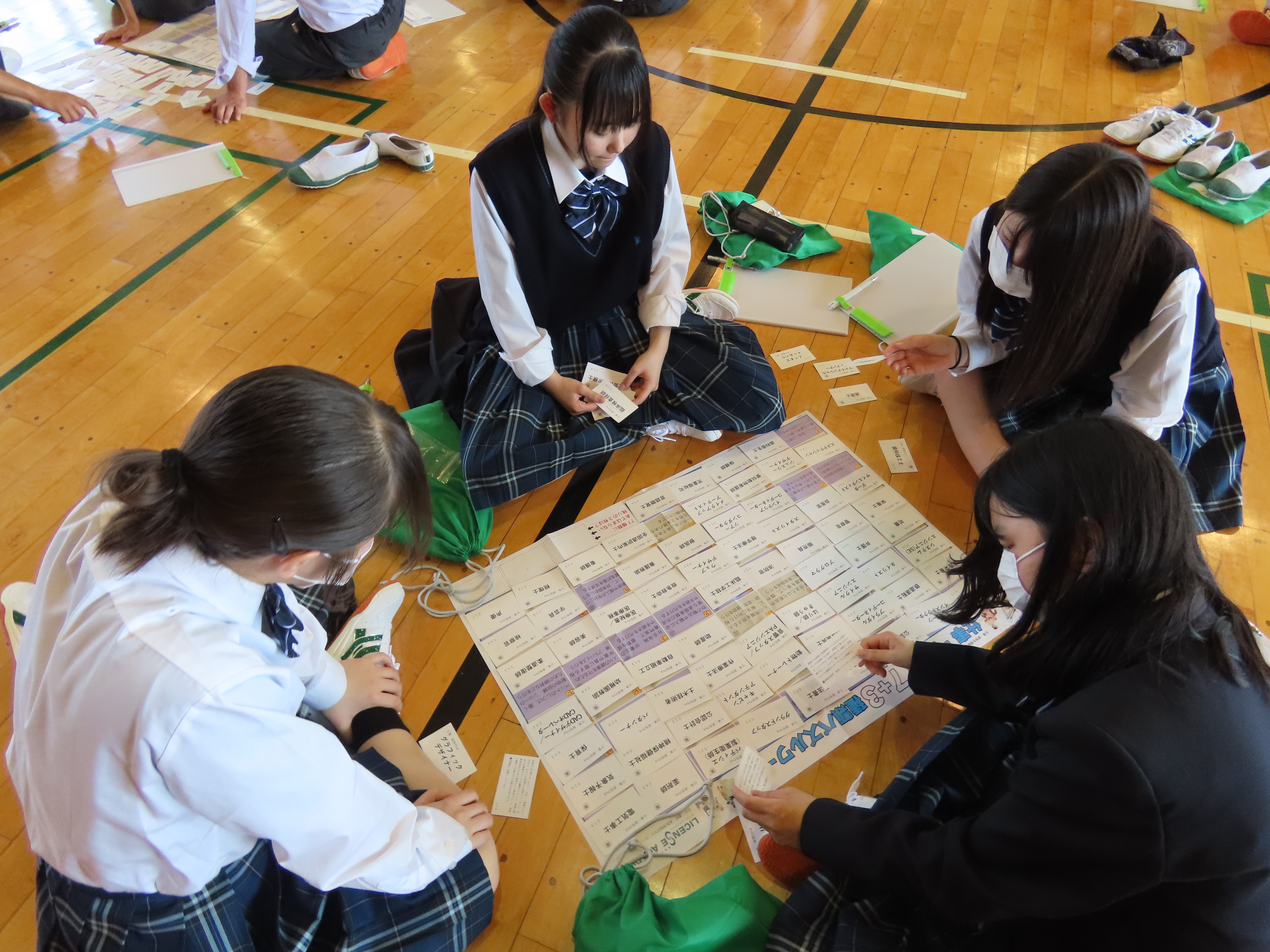パズルに取り組む生徒たち