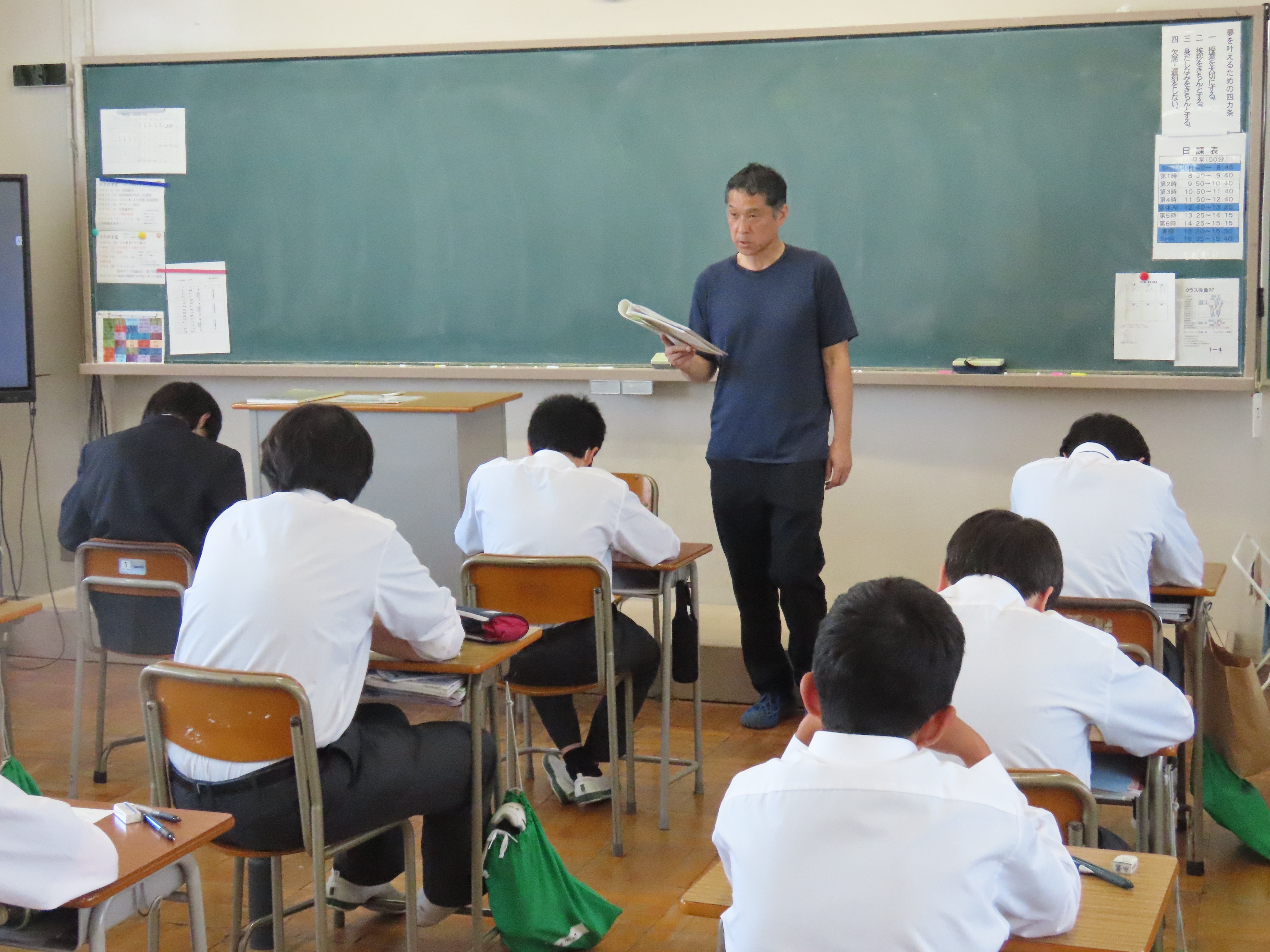 熱心に聞く生徒たち