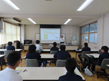 講義を受ける生徒たち