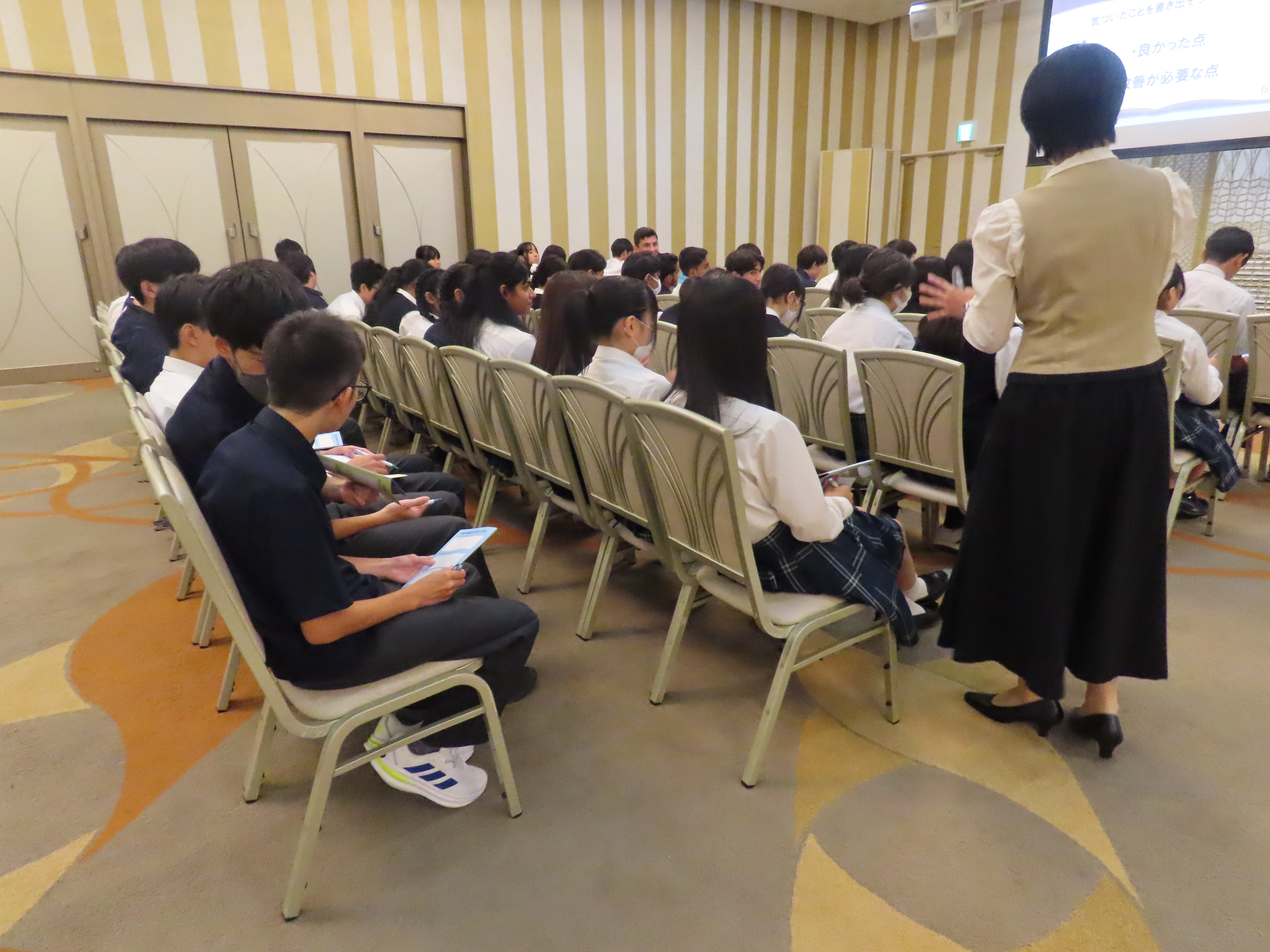 真剣にメモを取る生徒たち