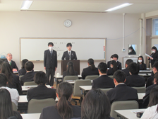 真剣に演説を聞く生徒たち