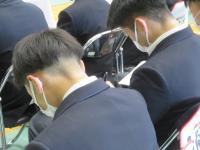 説明を聞く生徒たち