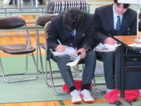 熱心にメモを取る様子