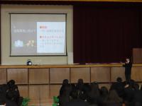 真剣に聞く学年全体