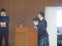 真剣に聞く新入生2
