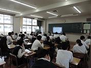 教室で真剣に聞く生徒たち1