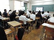 教室で真剣に聞く生徒たち2