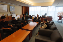 市長へのじゃがいも寄贈の様子1