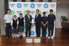 市長へのじゃがいも寄贈の様子2