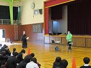 真剣に聞く生徒たち