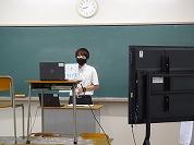 配信を行う教職員1