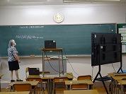 配信を行う教職員2