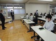 真剣に聞く生徒たち